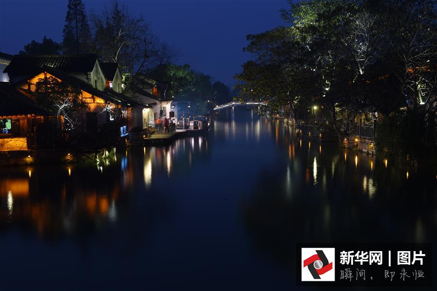12月15日，烏鎮(zhèn)西柵呈現(xiàn)美麗的夜色。