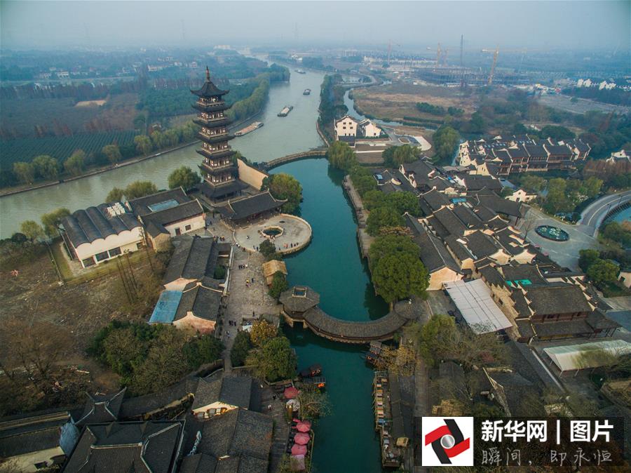這是12月8日航拍的烏鎮(zhèn)西柵景區(qū)的古鎮(zhèn)風(fēng)貌。