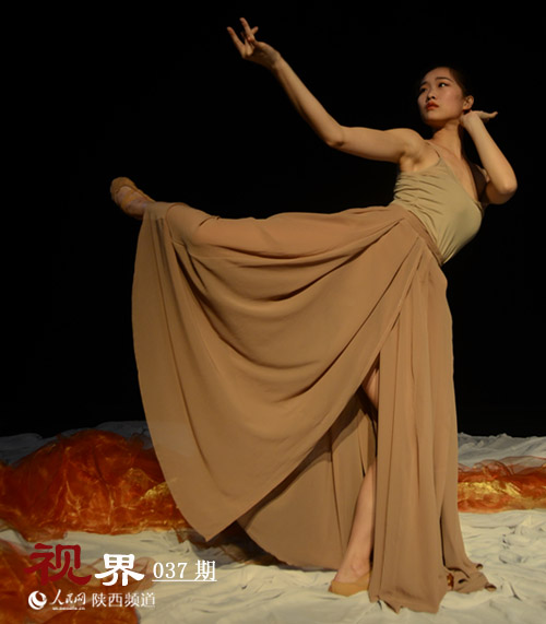 倩影曼妙，舞姿婀娜。舞者用律動、造型，賦予生命的原始躁動以節(jié)奏秩序，使之化為一種情調(diào)，可洞若觀火地呈現(xiàn)。