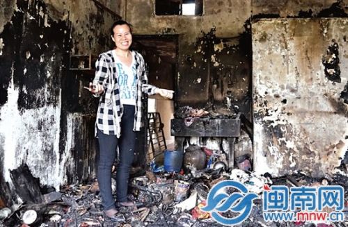 泉州一店面著火 鄰居大姐沖進(jìn)火里救出腦癱女孩