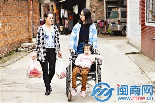 泉州一店面著火 鄰居大姐沖進(jìn)火里救出腦癱女孩