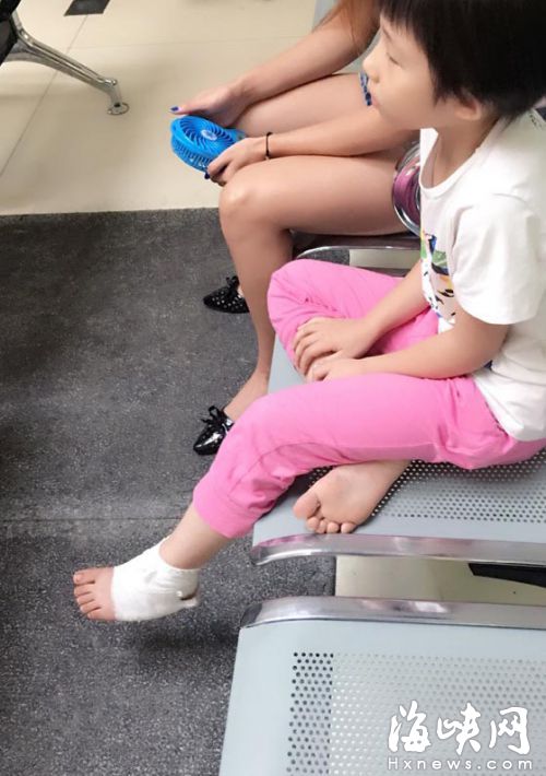 女孩至今還無法正常走路，需要人看護(hù)