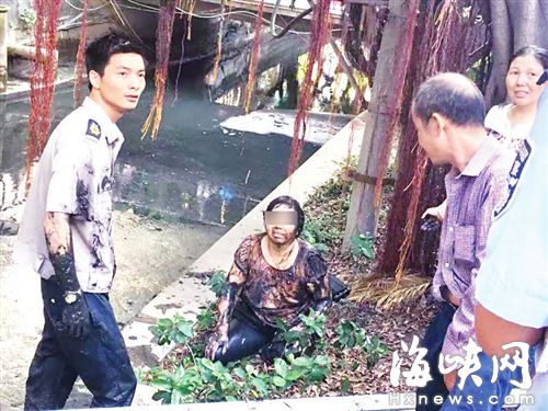  依姆被救上來，李云輝（左）已是滿身淤泥（讀者供圖）