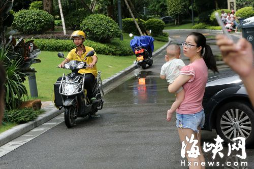 男童被撞身亡后，送外賣、快遞的電動(dòng)車昨仍頻頻進(jìn)入該小區(qū)