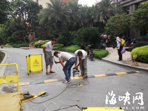 男童被撞亡后，該小區(qū)開始在通道上加裝減速帶