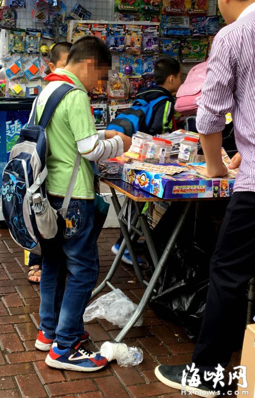 文具店內(nèi)，小學生扎堆買山寨“彩票”