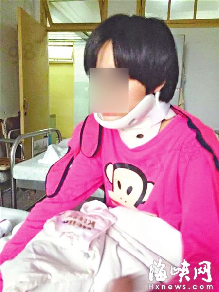 ▲初二女生被砸后，“頸椎半脫位”，戴著頸托治療