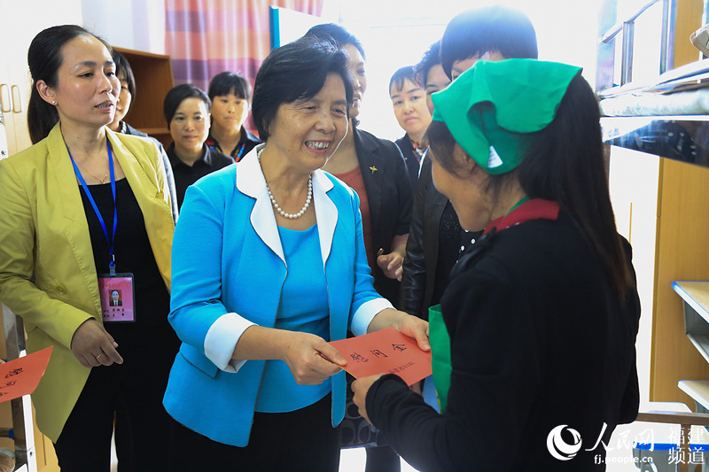 福建省婦聯(lián)黨組成員、副主席李鳳鳴慰問(wèn)學(xué)員 鄒家驊攝
