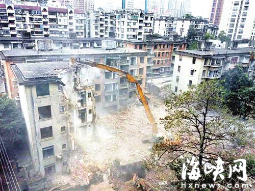 因防塵措施不到位，舊的閩運公司宿舍拆遷，粉塵特別大