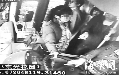 視頻監(jiān)控顯示，女乘客抓住公交車方向盤