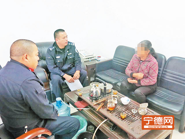 男孩的母親前來致謝。