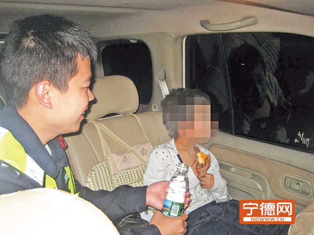 民警安撫男童。