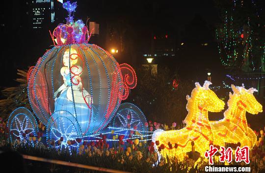 2月7日晚，福州溫泉公園白雪公主彩坐馬車彩燈吸引了眾多市民前來(lái)觀賞?！埍蟆z