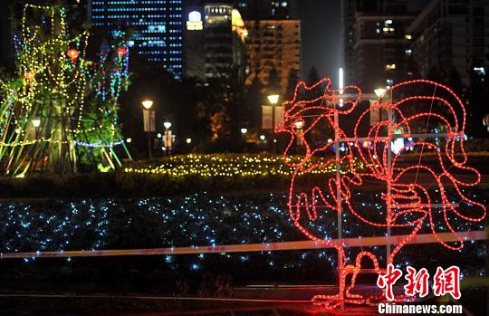 2月7日晚，福州溫泉公園里各種彩燈將公園裝扮的流光溢彩。　張斌　攝