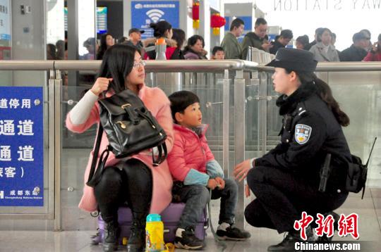 針對攜帶兒童獨(dú)自出行的女性乘客，公安民警開展出行安全知識宣傳?！钦鳌z
