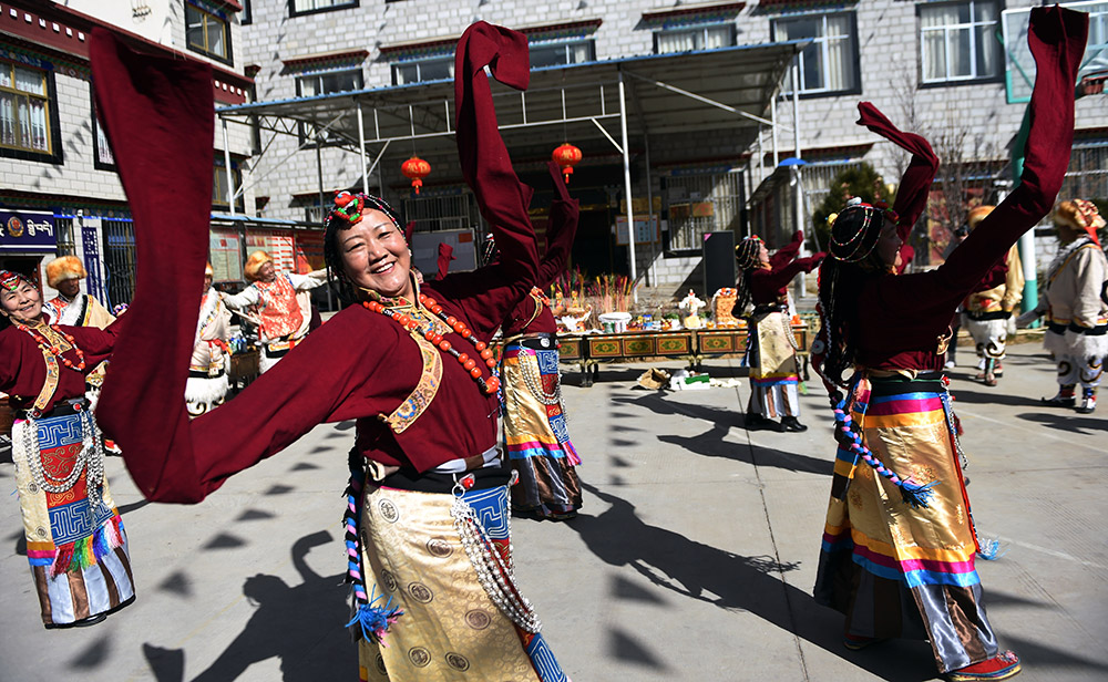 2月27日，拉薩市城關區(qū)阿壩林卡社區(qū)老年文藝隊表演舞蹈。