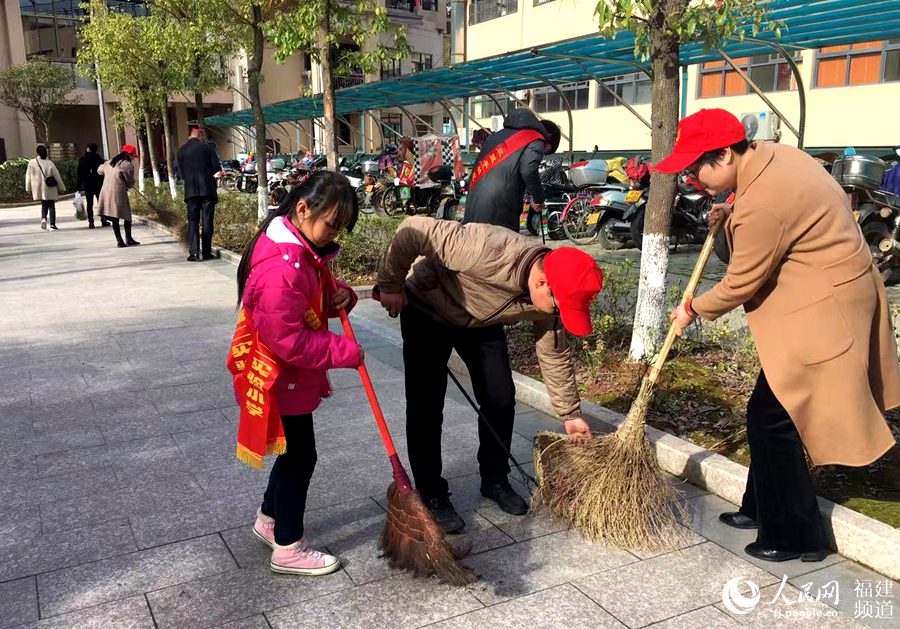   “學(xué)雷鋒”：邵武市通泰街道三里亭社區(qū)等舉辦“弘揚(yáng)雷鋒精神 爭做時代新人”活動。楊若涵攝